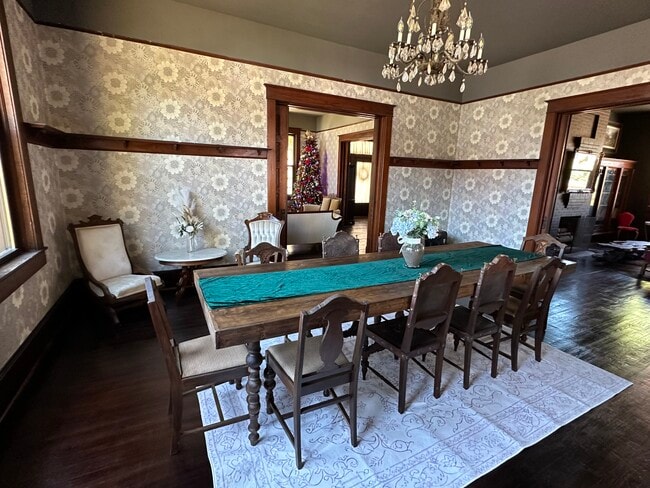 Building Photo - 406 W 1st St