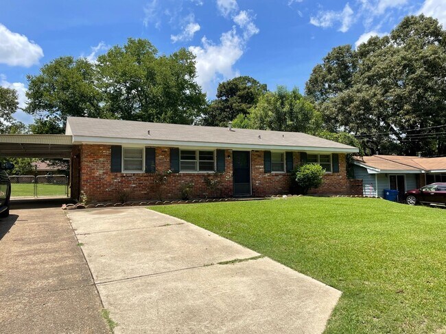 Building Photo - Precious updated 3 bed/1bath located in Oakleigh Heights