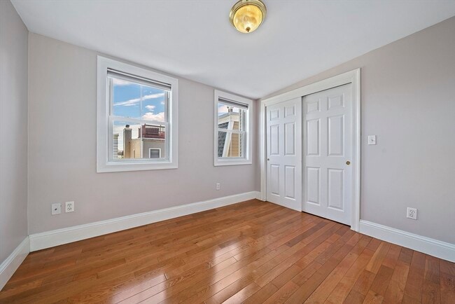 Building Photo - 662 E 7th St