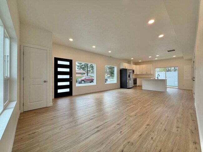 Building Photo - 3925 E 32nd Ave