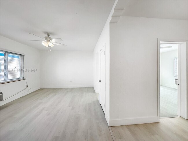 Building Photo - 955 Bay Dr