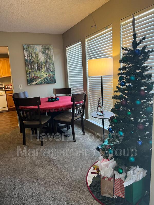 Building Photo - 32 W 7th St