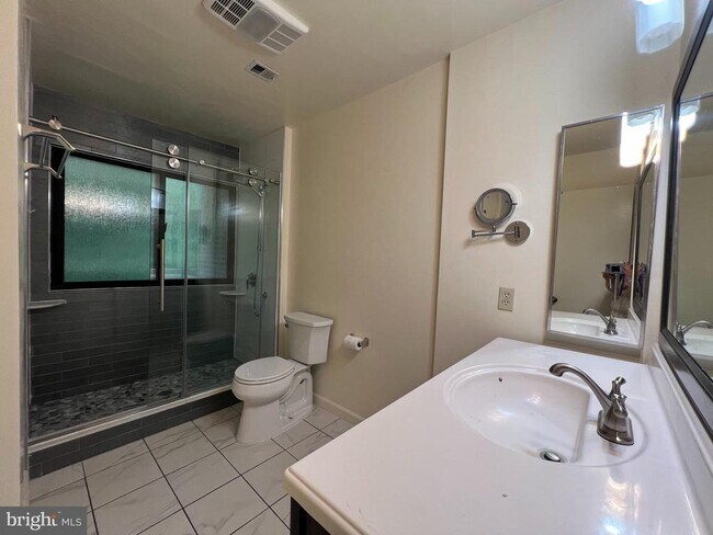 Building Photo - 8729 Sheridan Farms Ct