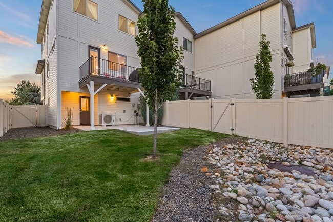 Building Photo - Boise Bench 3bd/2bd Townhome with VIEWS of...
