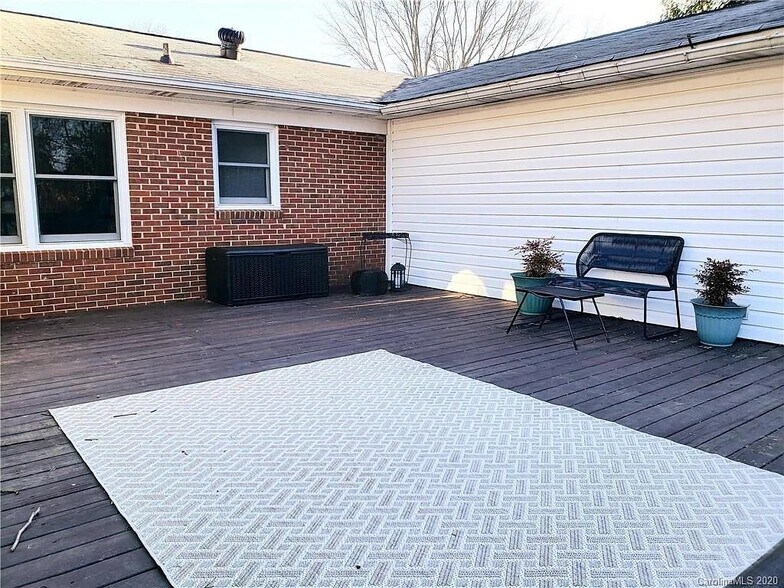 Building Photo - 10700 Forest Dr