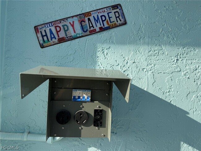 Building Photo - 4743 Pine Island Rd