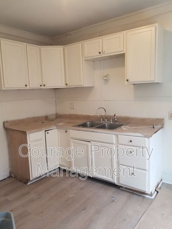 Building Photo - 514 W 1st St