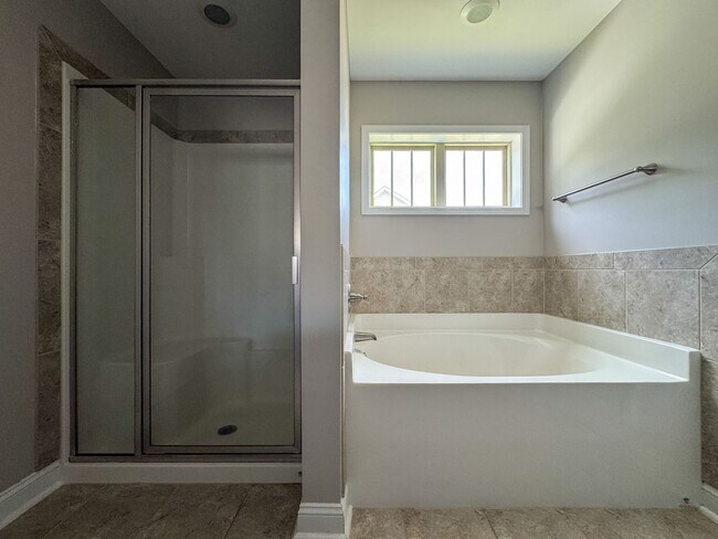Building Photo - Gorgeous 4 Bed 2.5 Bath Home in West Gate