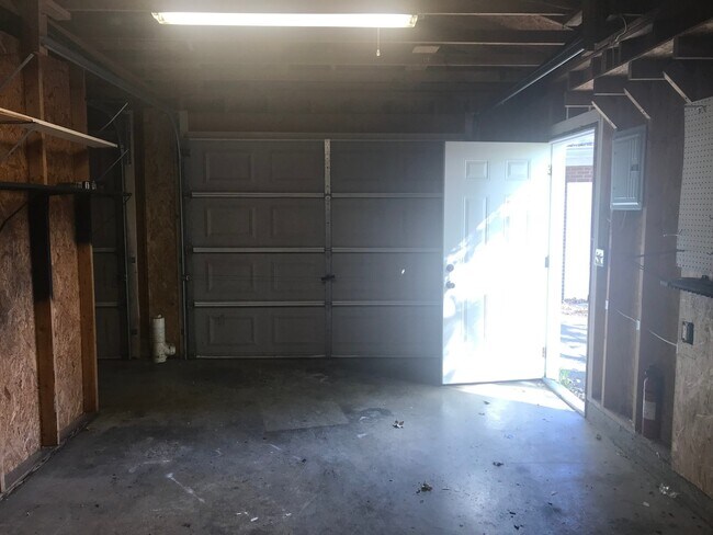 Building Photo - 3 Bedroom Pet Friendly Home For Rent!