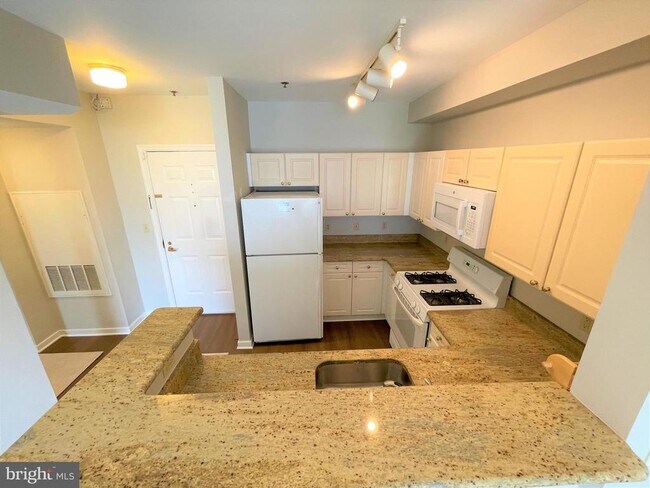 Building Photo - 1641 International Dr