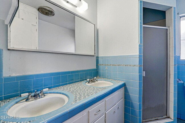 Building Photo - 8700 Cielo Vista Dr