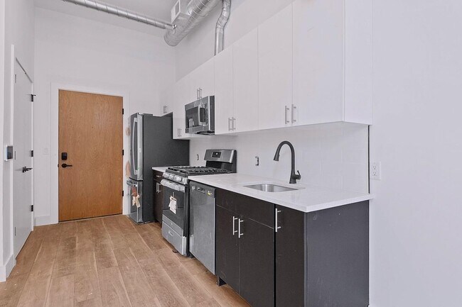 Building Photo - 375 Monmouth St
