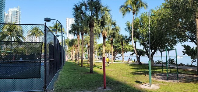 Building Photo - 1750 N Bayshore Dr