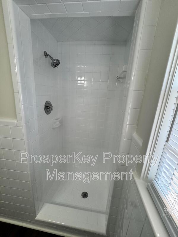 Building Photo - 419 Victoria Dr