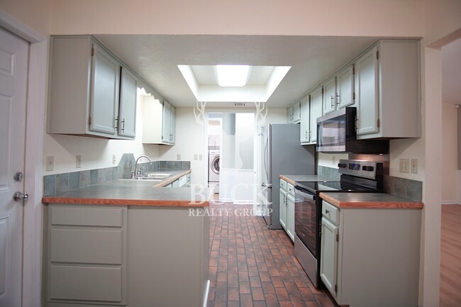 Building Photo - 1630 Kavel Dr