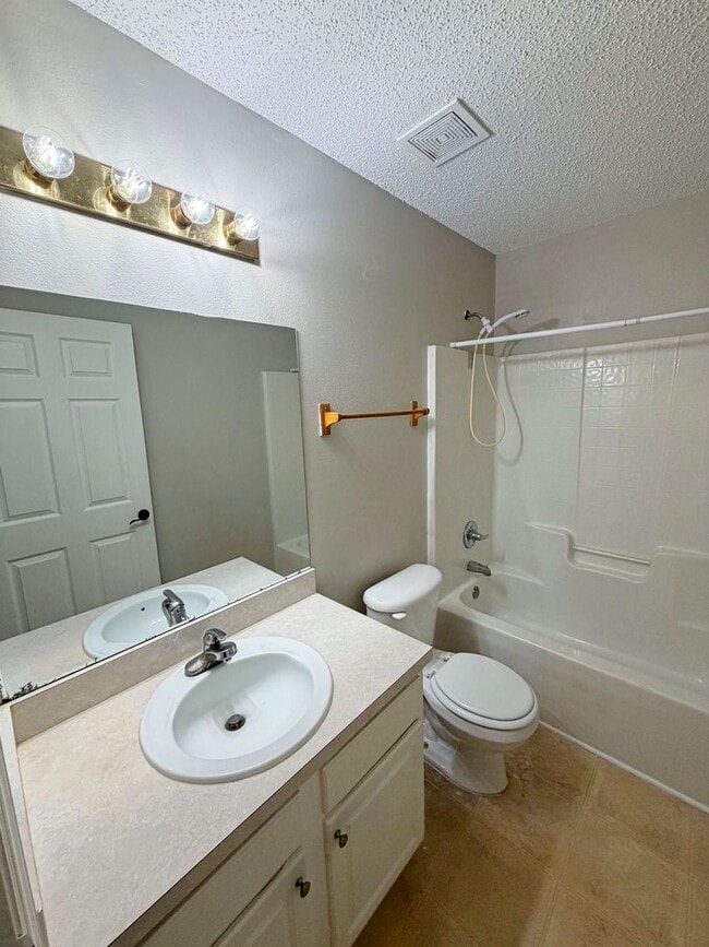 Building Photo - 7 Poinsettia Ln