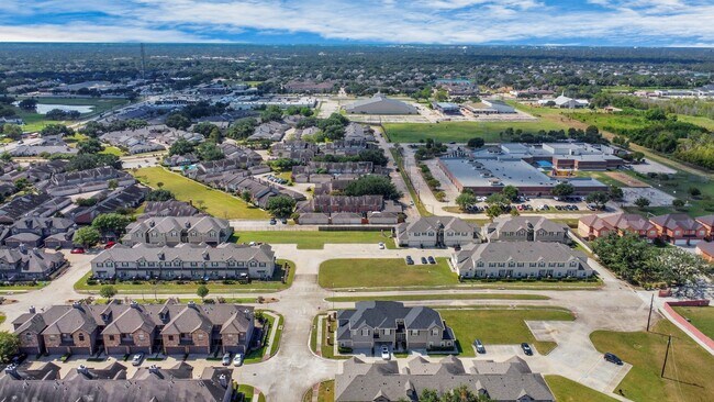 Building Photo - 2203 Bermuda Palms Dr