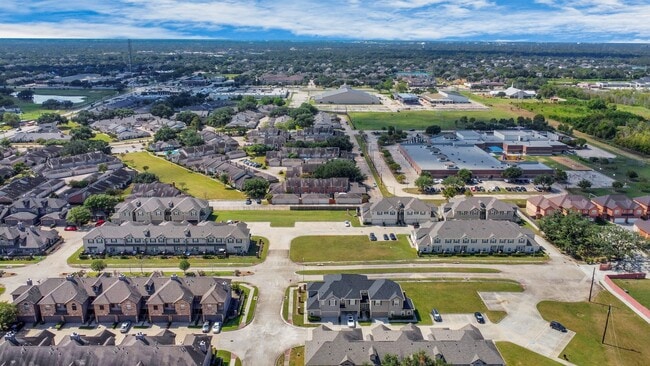 Building Photo - 2331 Bermuda Palms Dr