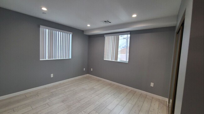 Building Photo - 32(839)