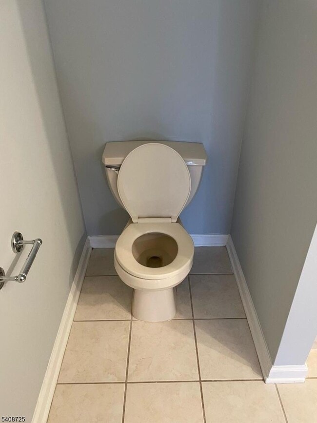 Building Photo - 301 Pinelli Dr