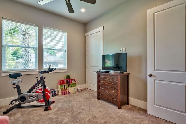 Building Photo - 989 Forest Shore Dr