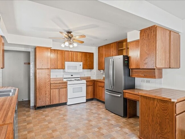 Building Photo - Spacious 3-Bedroom Home with Oversized Garage Space!