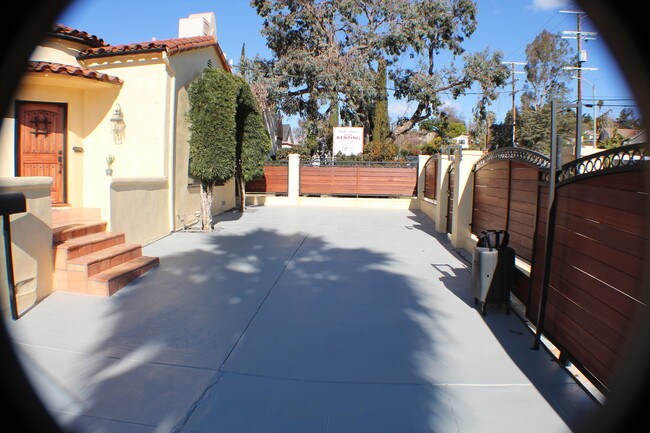 Building Photo - 3827 W Ave 42