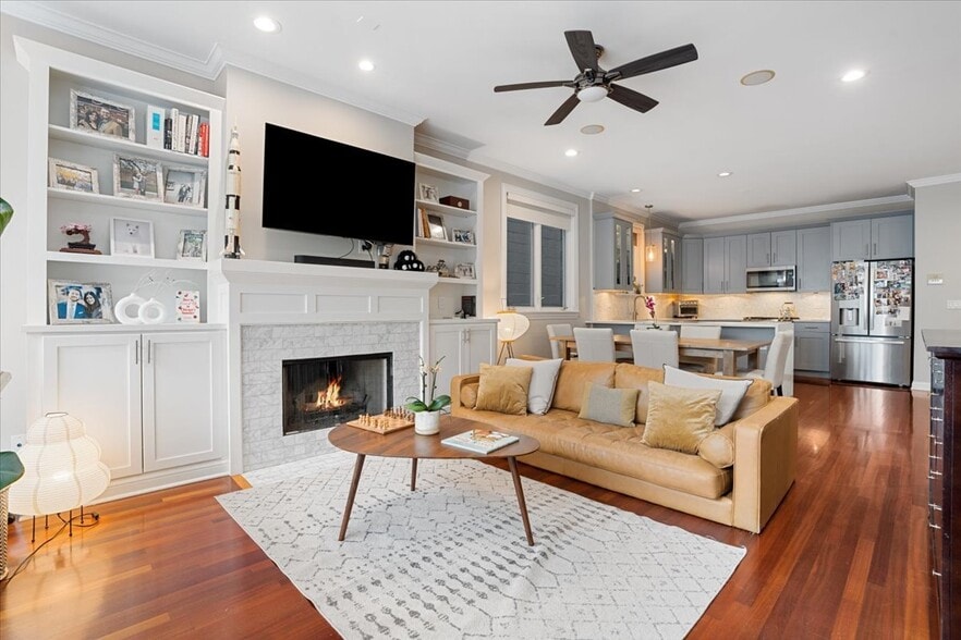 Building Photo - 1018 N Hermitage Ave