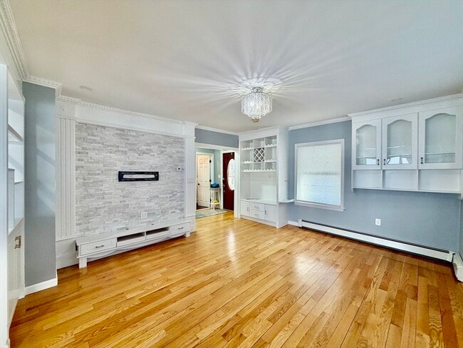 Building Photo - 305 Safford St