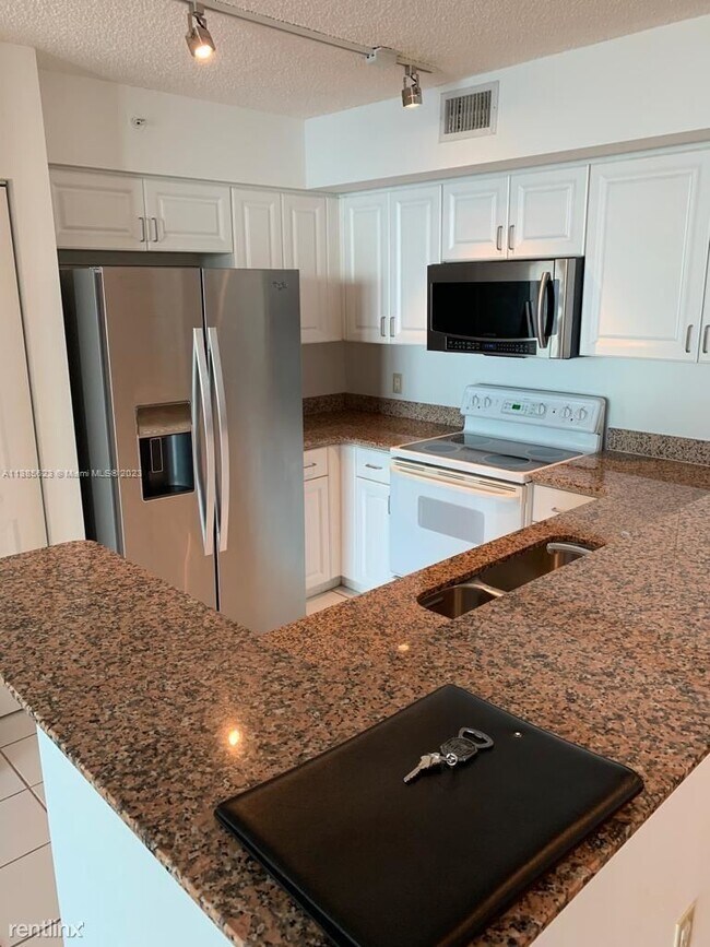 Building Photo - 2 br, 2 bath Condo - 1155 Brickell Bay Dr