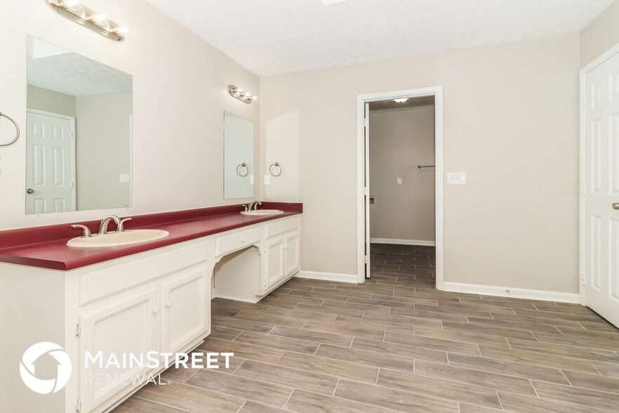 Building Photo - 1557 Isham Dr