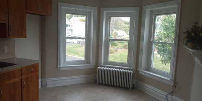 large eat in kitchen - 322 N 7th St