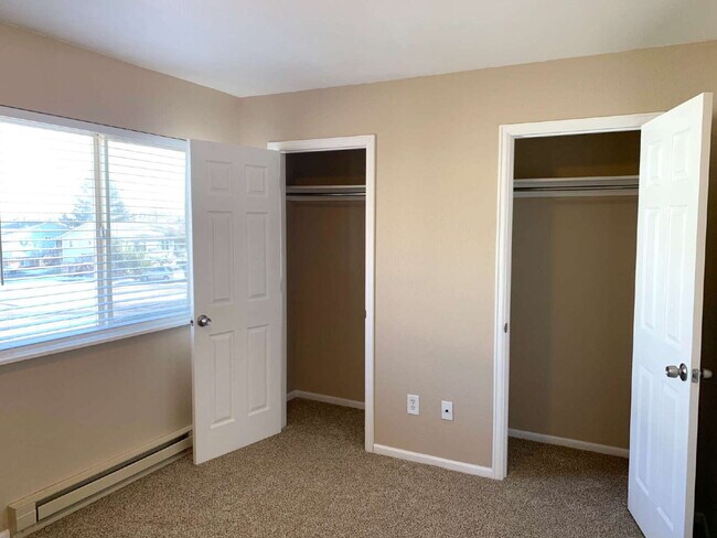 Building Photo - "Spacious 4-Bedroom Haven with 2 Full Baths in Prime Fort Collins Location!"