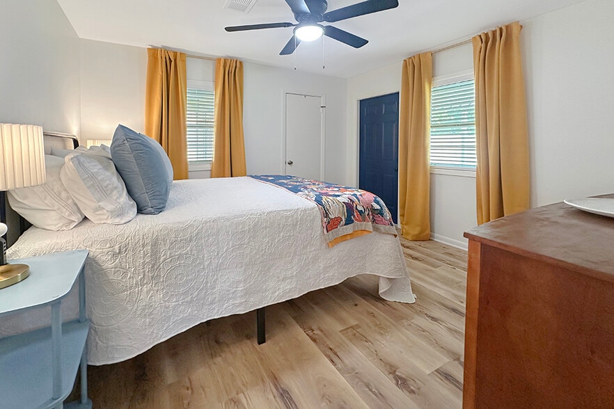 Bedroom with queen bed - 204 Dianne St