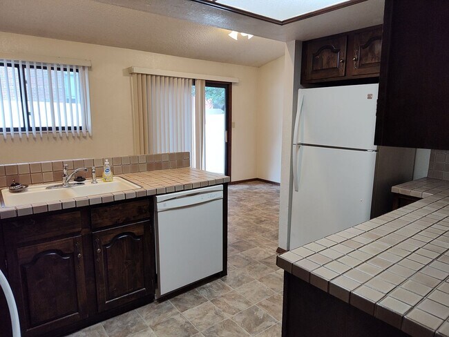 Building Photo - ALL PROSPECTIVE TENANTS MUST SUBMIT A ON L...
