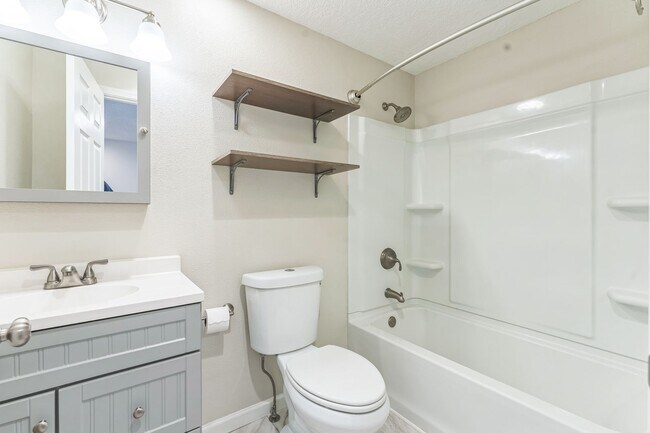 Building Photo - $500 gift card with lease by 9/1/25. Water...