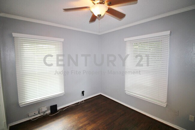 Building Photo - Tastefully Updated 2/1/1 Ready for Immediate Occupancy!