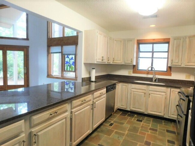 Building Photo - 20 Toppin Dr