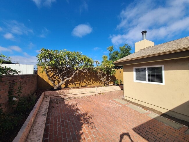 Building Photo - Spacious 4 bed 2 bath + 2 car garage & lar...