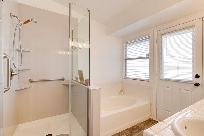 Building Photo - Fully Furnished Single-Story Gem – Spaciou...
