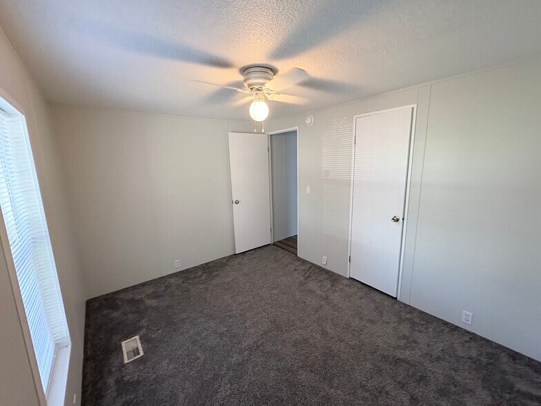 Building Photo - 2250 N Whispering Pnes Dr