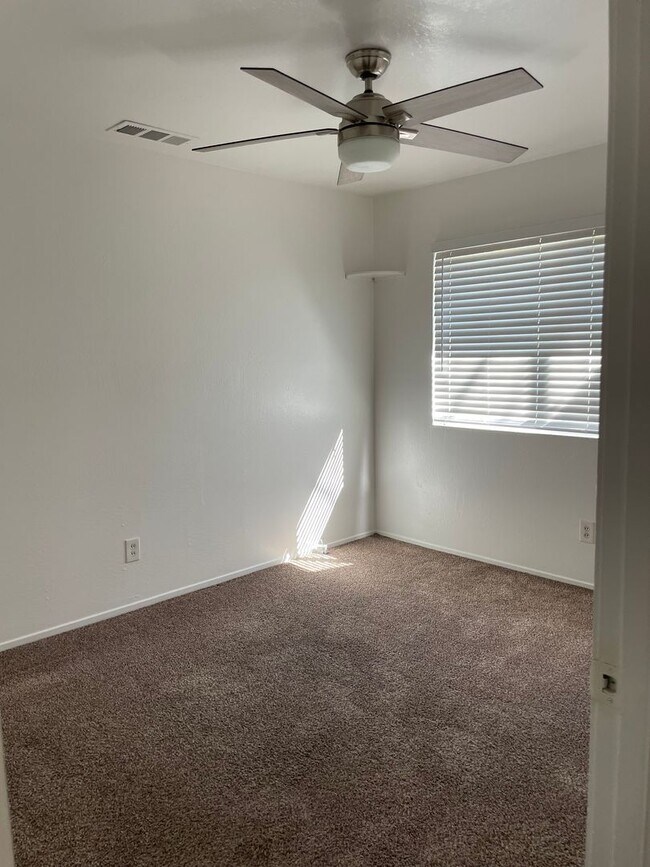 Building Photo - Cozy 3 Bedroom Home