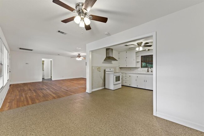 Building Photo - 400 N Elm St