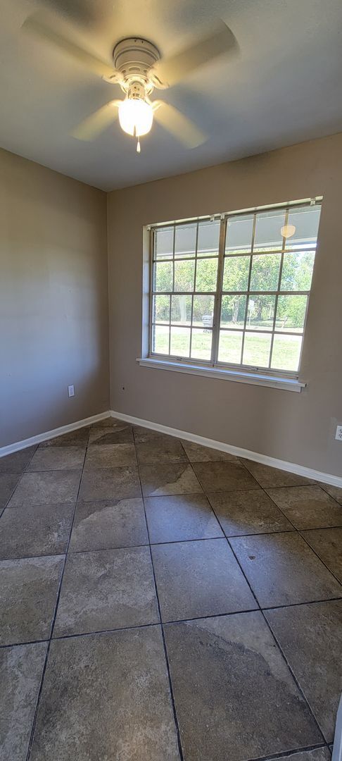 Building Photo - Very nice 4 bedroom/2 bath house with oven and dishwasher!