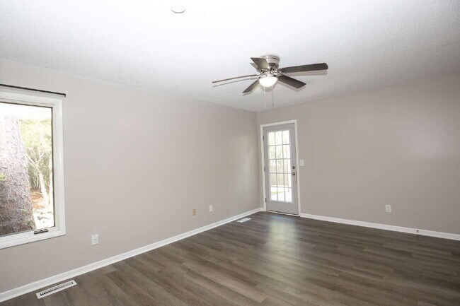 Building Photo - "Charming 3-Bedroom Retreat with Granite Touches and Cozy Fireplace on Winchester Rd!"