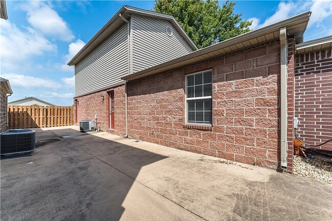 Building Photo - 3501 SW Landau Ct