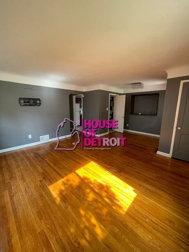 Building Photo - 3 BEDROOM | 1 BATH | FREE PRE SCREEN