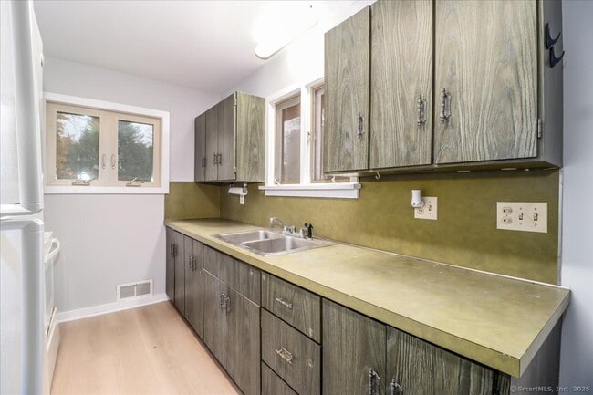 Building Photo - 381 Litchfield Rd