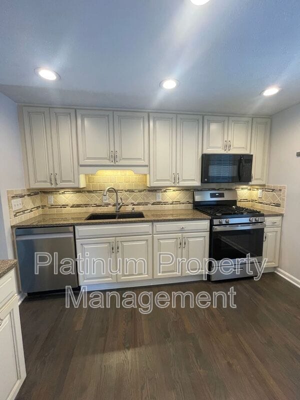 Building Photo - 10500 Worthington Hills Manor