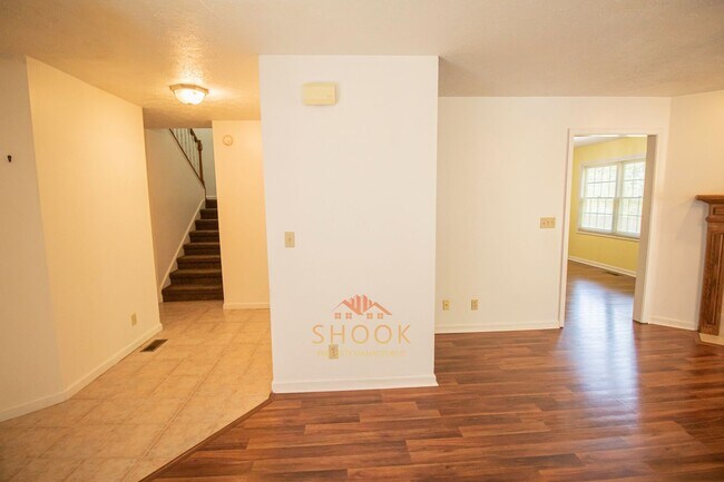 Building Photo - LARGE TOWNHOME CLOSE TO CAMPUS - LOTS OF SPACE!